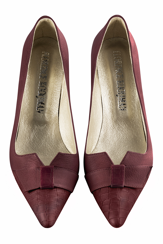 Burgundy red women's dress pumps, with a knot on the front. Tapered toe. Medium block heels. Top view - Florence KOOIJMAN